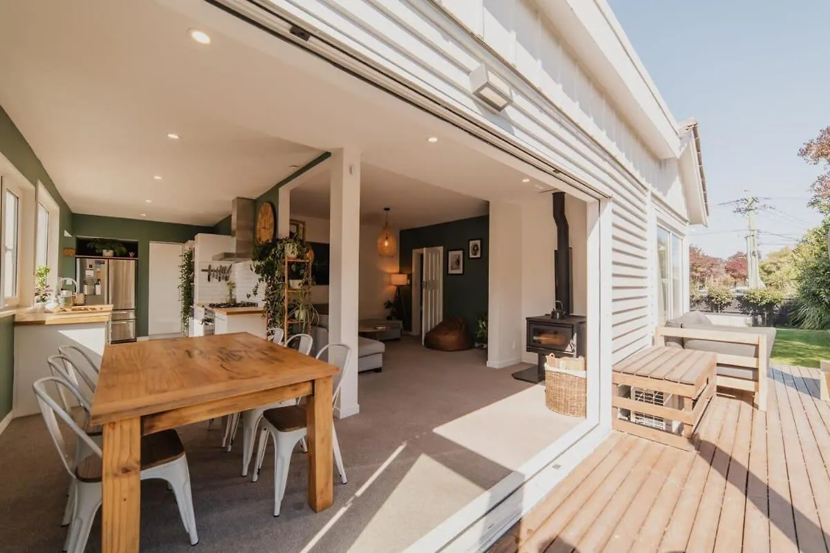Somerfield Statement - Bold 3Br House On Barrington Christchurch