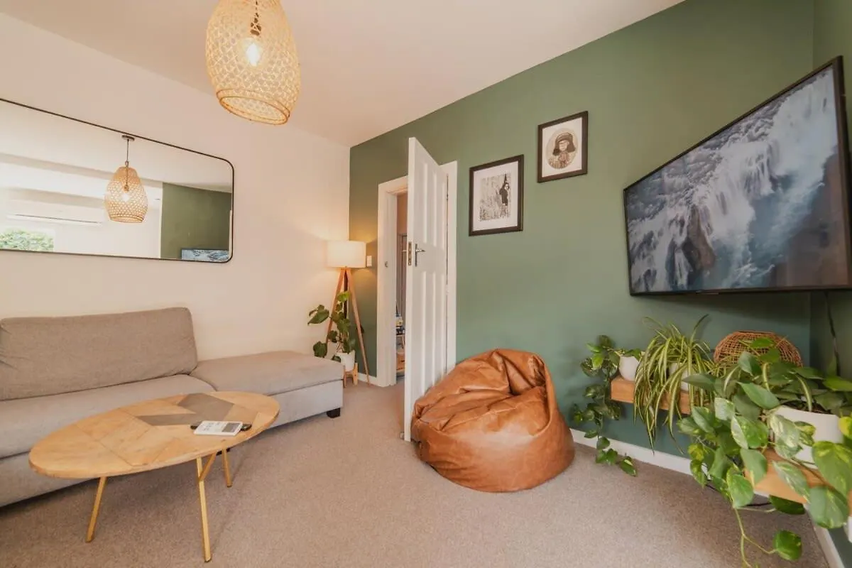 Somerfield Statement - Bold 3Br House On Barrington Christchurch Holiday home