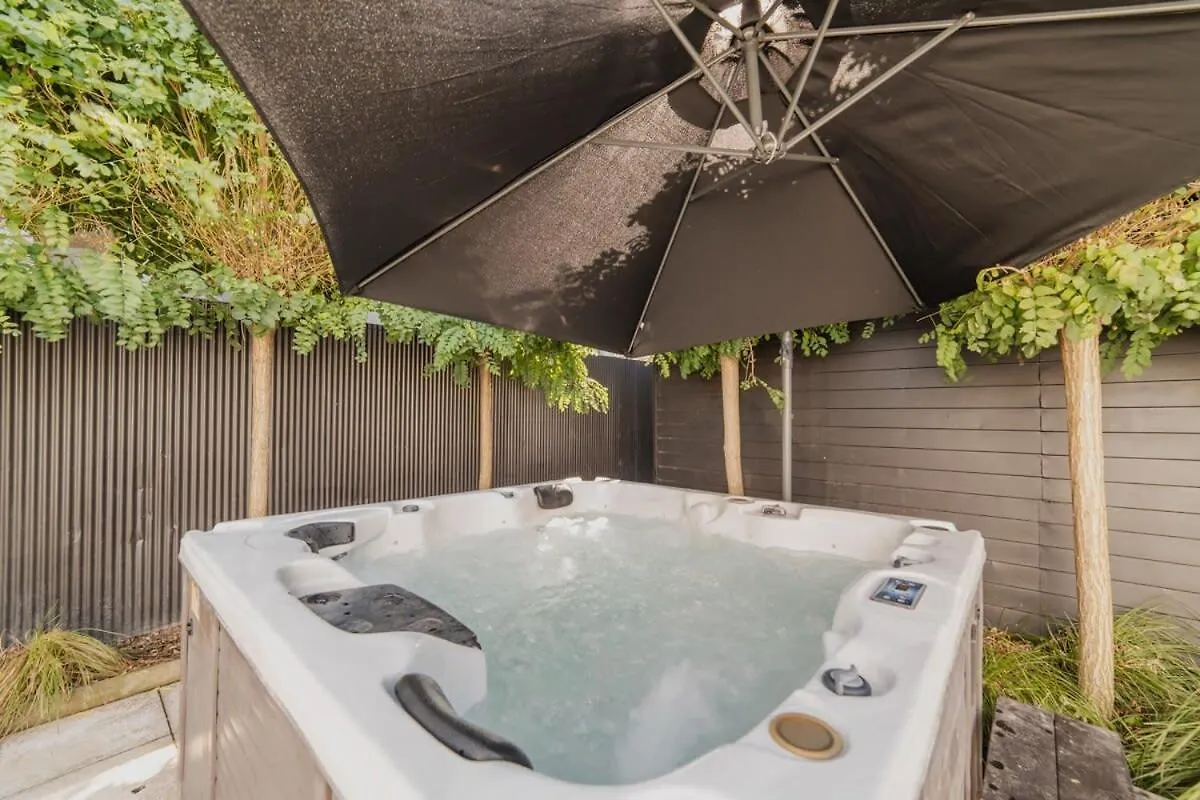 Somerfield Statement - Bold 3Br House On Barrington Christchurch New Zealand