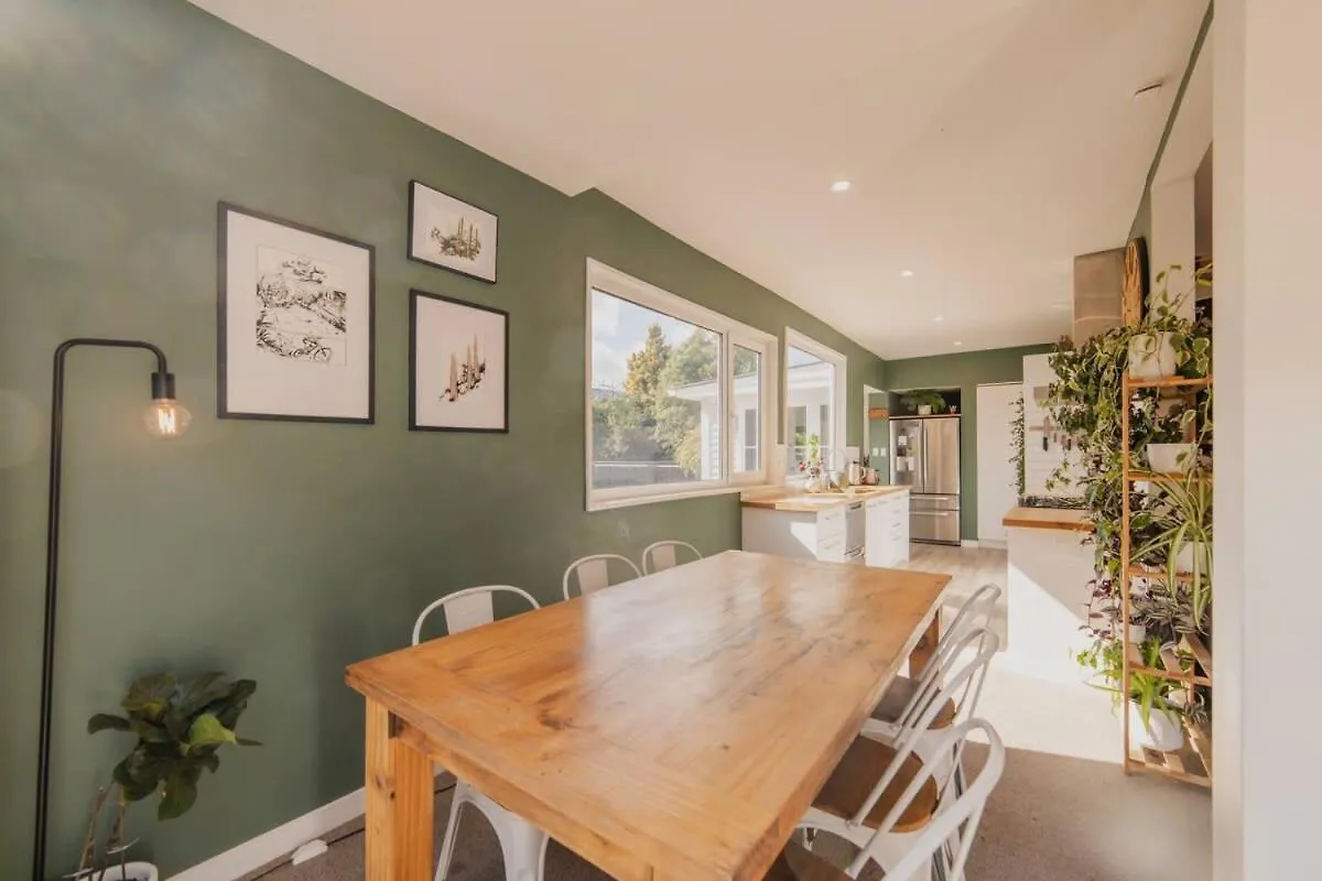 Somerfield Statement - Bold 3Br House On Barrington Christchurch Holiday home